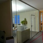 Große Glastrennwand für ein Arbeitszimmer