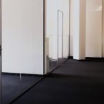 Ganzglastrennwände im Büro Flur