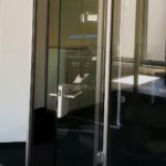 Trennwand mit Drehtür und Edelstahl-Türdrücker