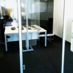Bürotrennwand mit Drehtür in einer Bank