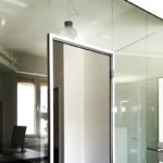 Bürotrennwand mit Drehtür aus Aluminium