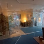 Glastrennwand mit Schiebetür und schräger Seite
